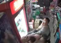 老人護孩子用腳擋狗遭狗主人鎖喉推倒 孩子也被嚇得哇哇大哭