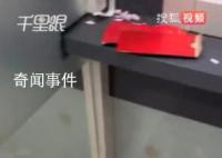 男子ATM機(jī)存錢時(shí)被滿地紅包驚呆 當(dāng)時(shí)十分震驚覺得這樣子不太好