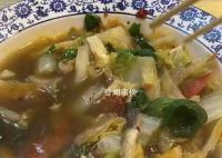 商家回應58元燴菜一片肉沒有 商家：沒法解釋她吃到一半拍的視頻