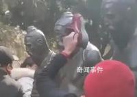 景區工作人員:不提倡用鞋打秦檜像