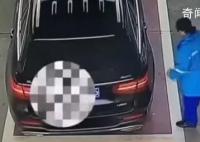 奔馳車主回應(yīng)“加完油將錢扔地上” 事發(fā)時車內(nèi)有人爭搶付油錢他從車窗將錢遞出