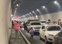 節后返程堵車 眾人隧道內跳繩打球