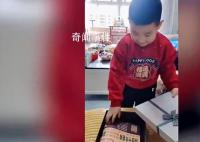 男孩打開新年禮盒發現是試卷后大哭 寒假作業還沒有寫完