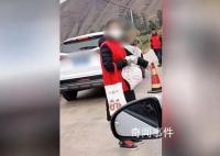 云南一地紅馬甲攔旅游車收衛生費 因游客太多亂丟垃圾