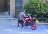 車主稱故意推倒摩托車的老人已去世 并要求民事賠償