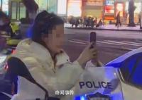 女子強(qiáng)坐警摩大喊“我喜歡你” 醒酒后已認(rèn)識到自己的錯誤