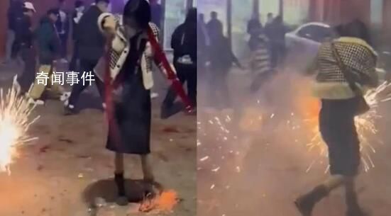 女子放鞭炮時將掛在身上的鞭炮引燃 路過的人都被她這一幕嚇壞了