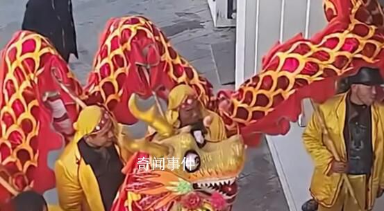 湖南一舞龍隊沖進女試衣間要彩頭 店主：女孩子都沒穿衣服