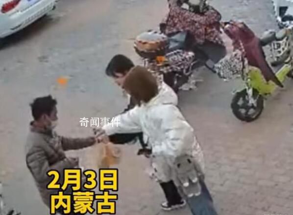 男子拿被贈餅干換煙遭拒后踩碎 有些人還真是不值得可憐