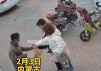 男子拿被贈餅干換煙遭拒后踩碎 有些人還真是不值得可憐