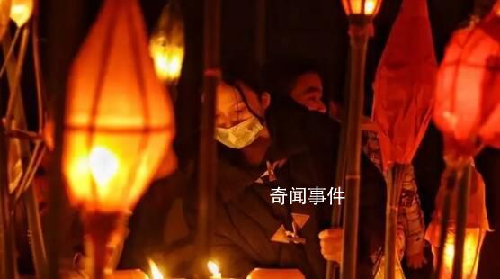 四川上萬人點燃“蠐蟆燈”祈福 燈火流連上演萬人空巷的年味狂歡