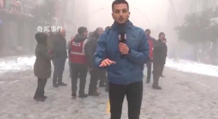 土耳其記者直播中建筑轟然倒塌 人們驚慌逃跑