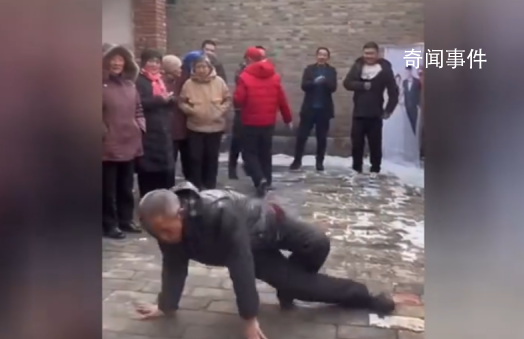 農村大爺在婚禮現場即興跳霹靂舞 現場的人很激動都為其鼓掌