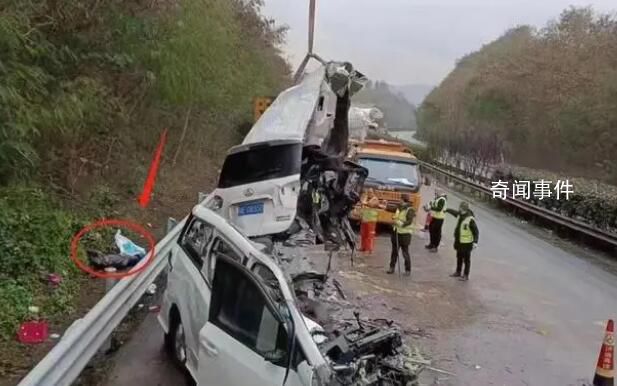 快遞貨車與面包車相撞致6死1傷 目前現場處置仍在進行中