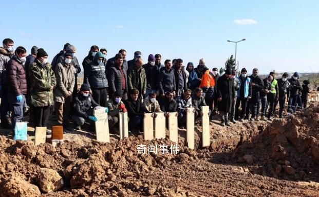 地震災區(qū)墓地滿員 遇難者無處安放