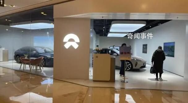 上海一試駕車沖進人行道 致1死1傷