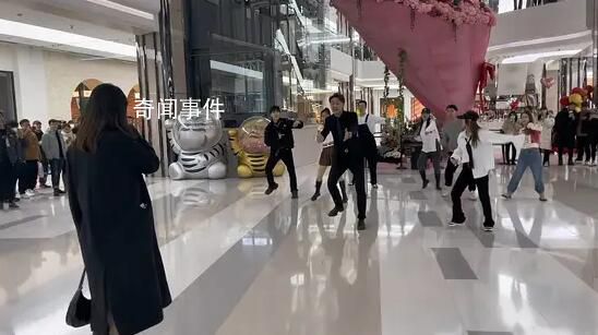 女生擠進(jìn)人群吃瓜 男友突然出現(xiàn)求婚
