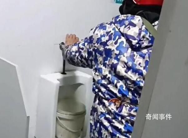 攤販在小便池接水泡發豆芽 有關部門已對攤販處以停業整頓一周的處理