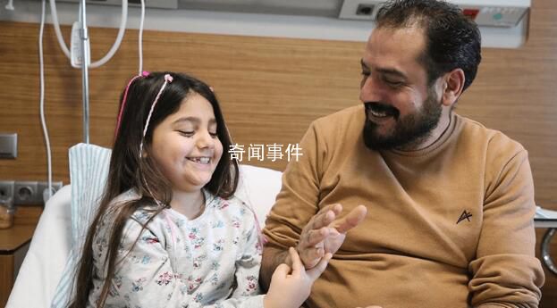 土父女被埋101小時獲救 玩猜拳打氣