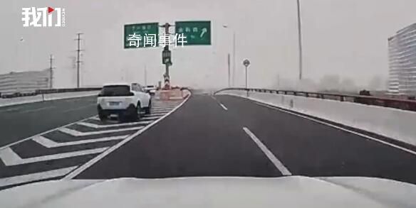 上海中環(huán)有車側(cè)翻起火 司機(jī)當(dāng)場(chǎng)死亡