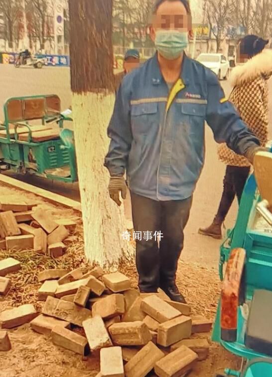 網(wǎng)曝多名老人撬走人行道地磚 目前已經(jīng)派人在事發(fā)路段巡邏