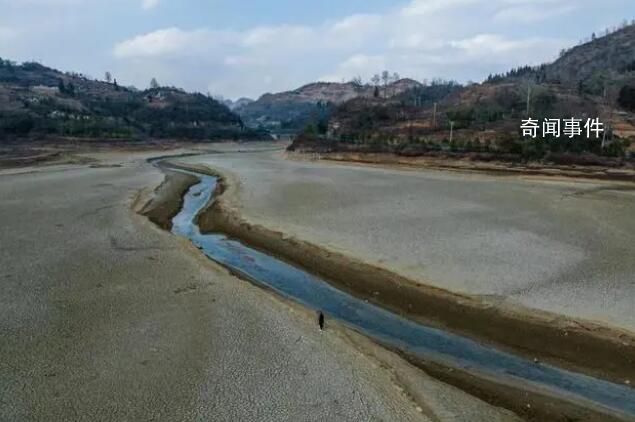 貴州畢節(jié)缺水持續(xù):居民買水桶蓄水