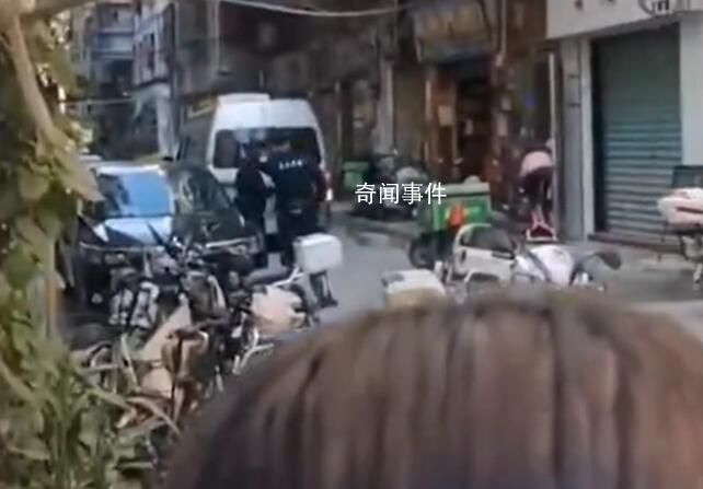 深圳一外賣小哥疑送餐時猝死 目前正在處理此事