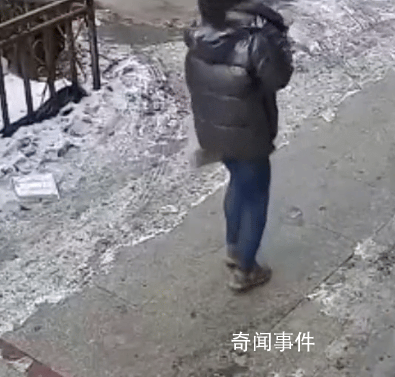 冰溜子從5樓墜落砸傷女子 過路女人熱心幫忙查看