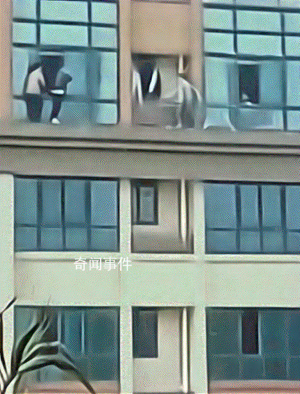 湖南3名小孩翻出29樓窗戶玩耍 實在是太危險了