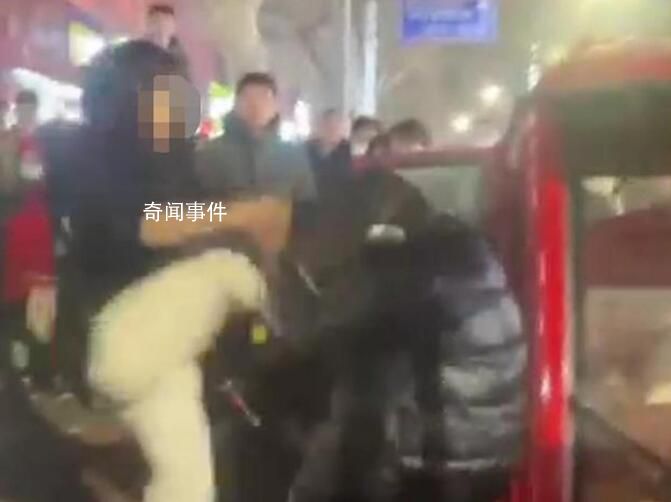 女孩當街毆打三輪車阿姨 警方介入
