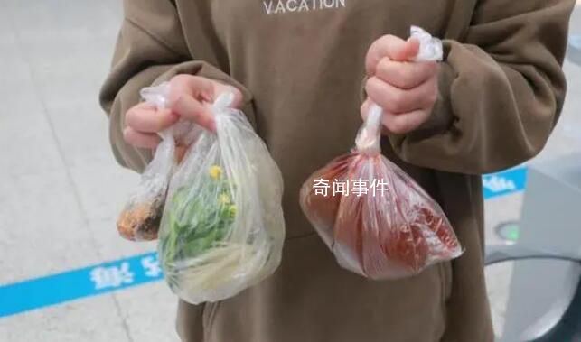 官方回應游客打包螺螄粉上動車 可密封攜帶但勿食用