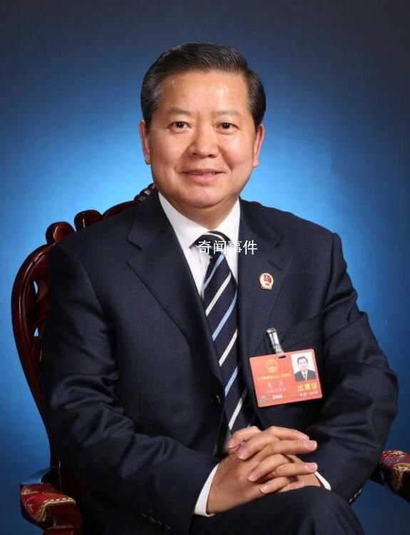 代表建議大學生先就業再擇業 既要立足當下又要著眼未來