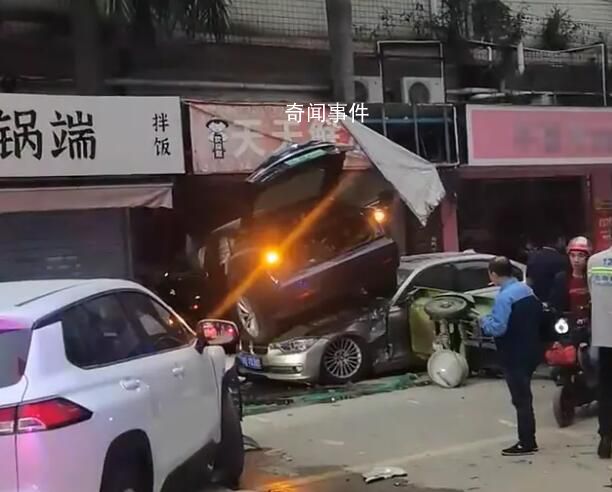 特斯拉疑失控連撞多車沖毀店門 現場一片狼藉