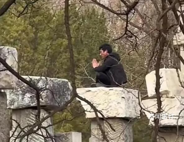圓明園回應(yīng)男子攀爬遺址拍照 無執(zhí)法權(quán)只能勸阻將加強(qiáng)監(jiān)管