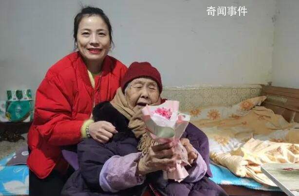 女子被老人誤認成女兒陪游幫圓夢 這是一個非常感人的故事