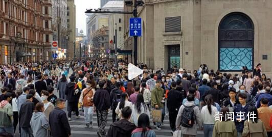 上海春游迎旺季 外灘游人坐滿地