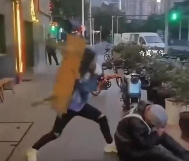 上海女子當街毆打代駕小哥 涉事女子已經被警方控制