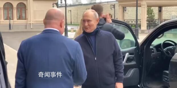 普京親自駕車訪問塞瓦斯托波爾 參觀當地新落成的兒童中心和藝術學校