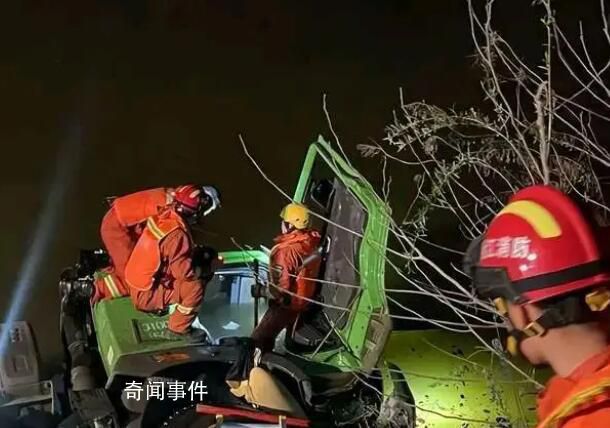 小伙求加薪被拒將老板工程車棄河 在火車站被抓獲