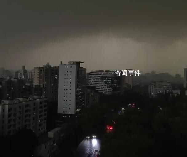 福州開啟一鍵天黑模式 雷電冰雹預警連發