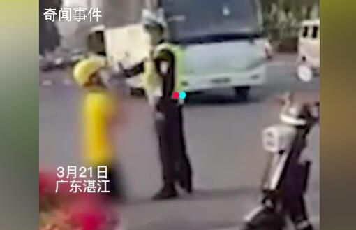 外賣員街頭向交警下跪被掌摑 究竟是怎么回事