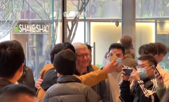 庫克現身北京三里屯Apple零售店 現場被粉絲和顧客擠的水泄不通