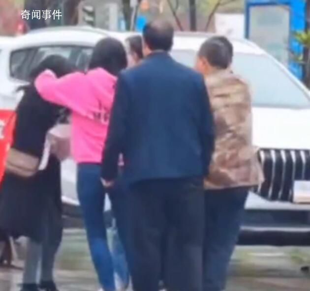 女子當街棒打老公和女主播 此事正在調查處理中