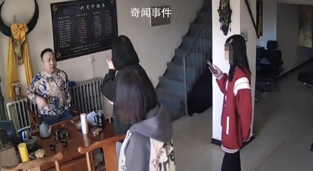 女子賞花站梨樹枝頭甩衣狂搖 隨行的人勸阻未果