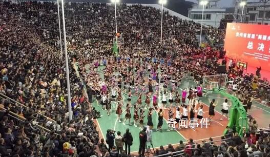 “村BA”現(xiàn)場村草村花“蹦苗迪” 讓兩萬多名觀眾沉浸在一片歡騰的海洋中