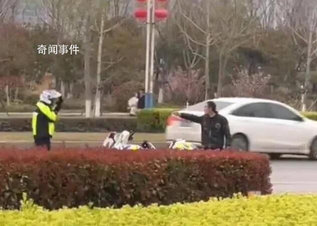 男子持械與交警對峙推倒警用摩托車 涉事男子已移送公安機關