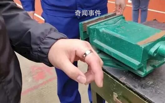 小伙戒指卡手遇130名消防員演訓 碰上了一次超級待遇