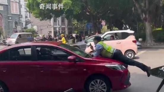廣西一小車頂著執法人員行駛數百米 案件正在進一步調查中