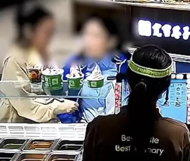 市監局回應女子露出制服威脅店員 已嚴肅批評