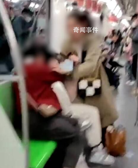 上海地鐵回應(yīng)2女子車廂互薅頭發(fā) 可第一時間報警或聯(lián)系地鐵工作人員處理